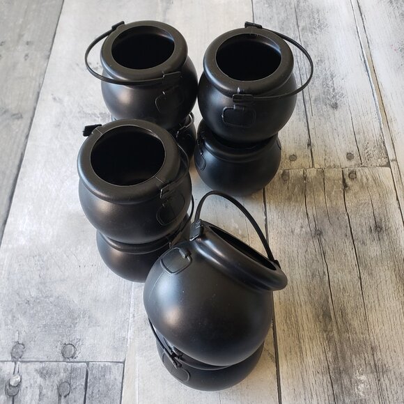 NWOT - 8ct Mini Black Cauldrons in Plastic with a Handle - Picture 1 of 3
